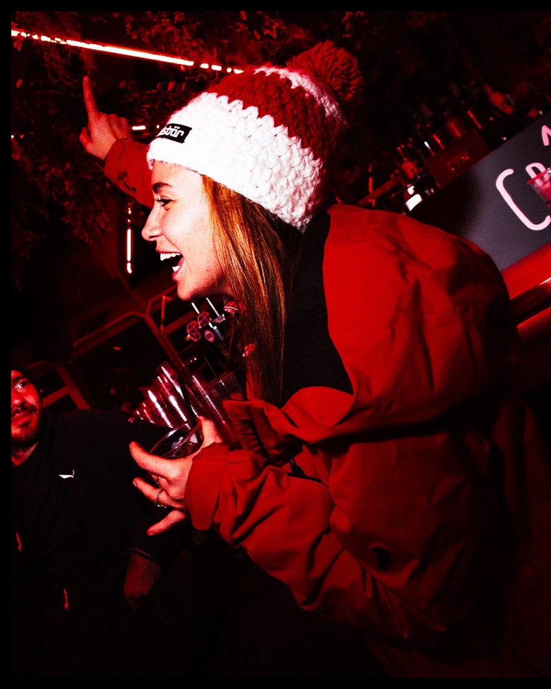 Ospite che ride con cappello di lana