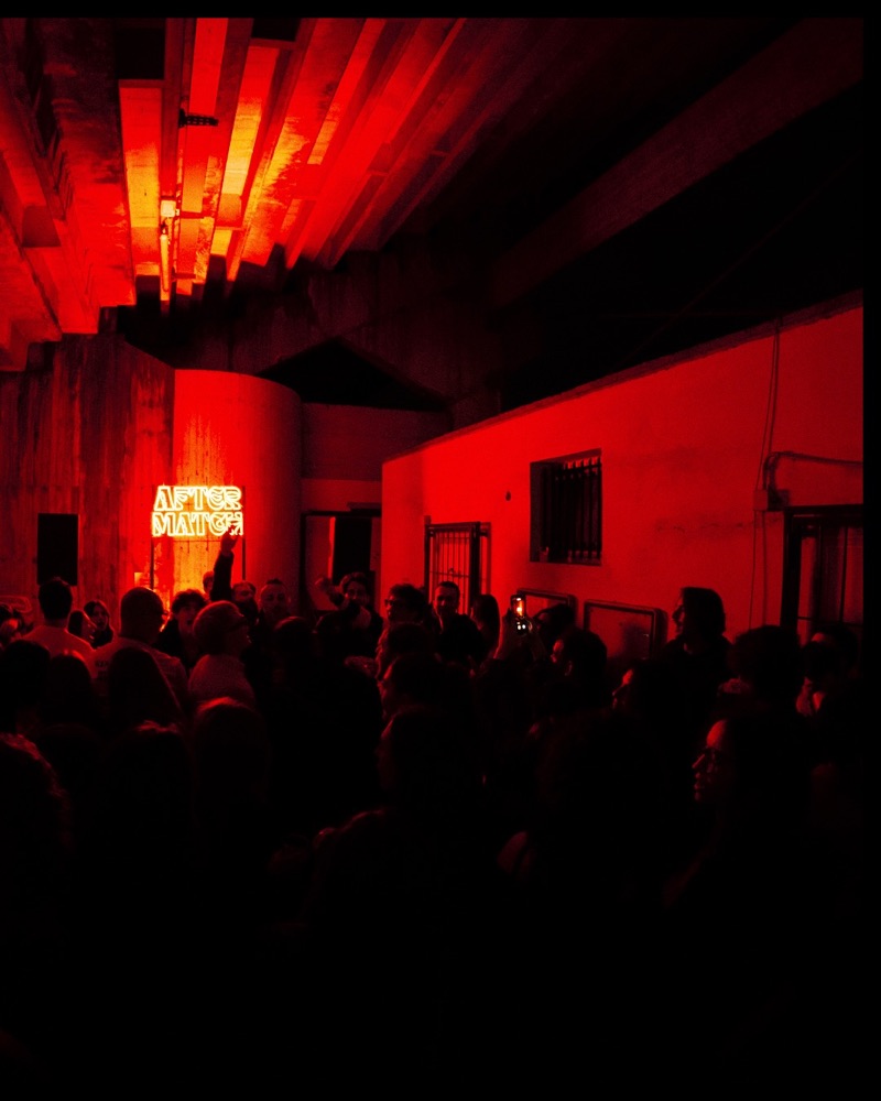 Sala rossa con insegna Aftermatch al neon