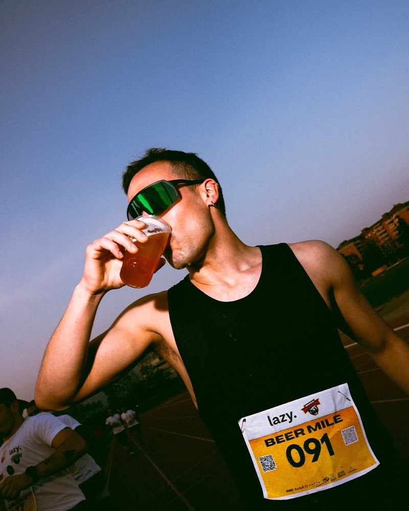 Beer Mile: corridore che beve la birra