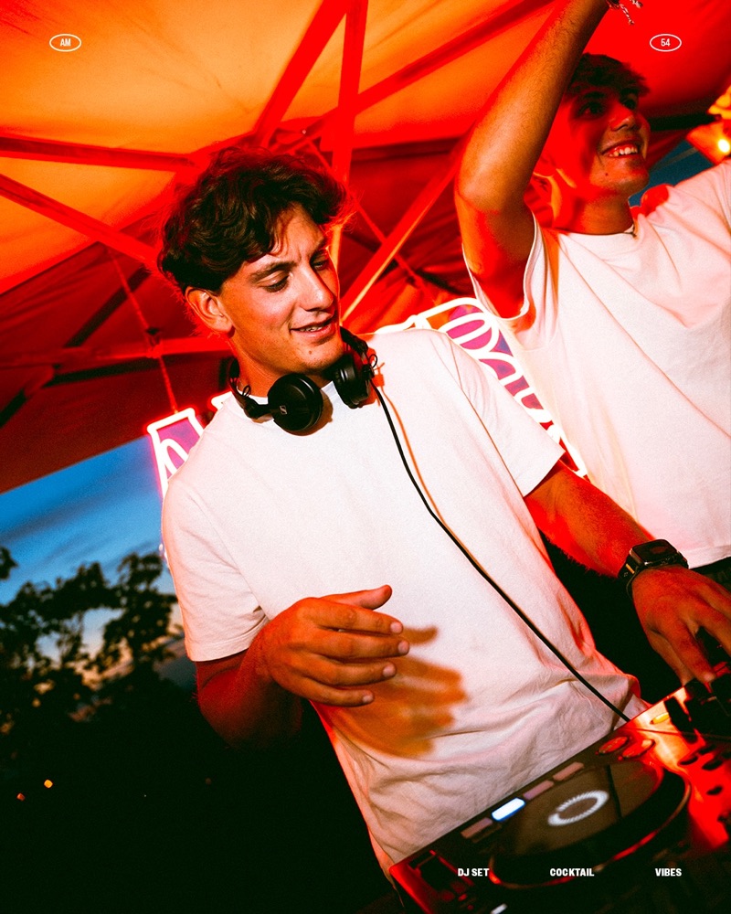 DJ set sotto il gazebo rosso