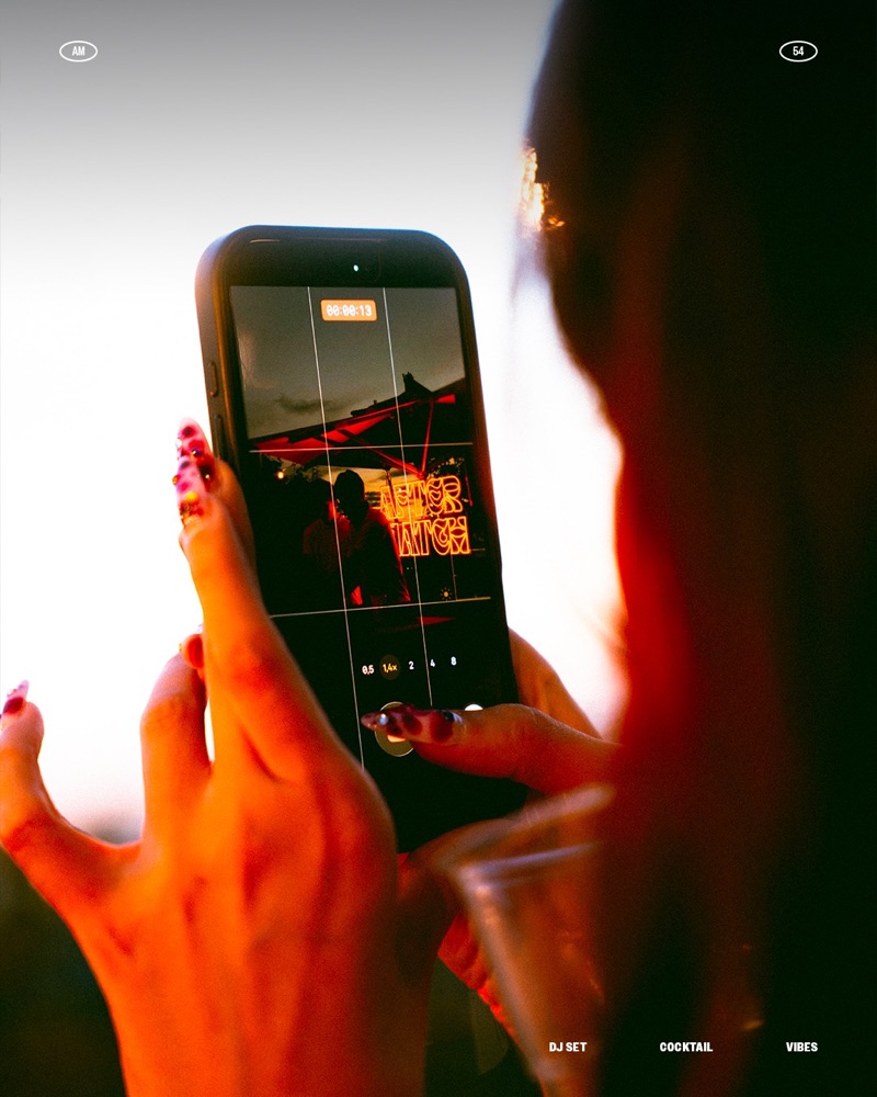 Smartphone che riprende l'insegna al neon